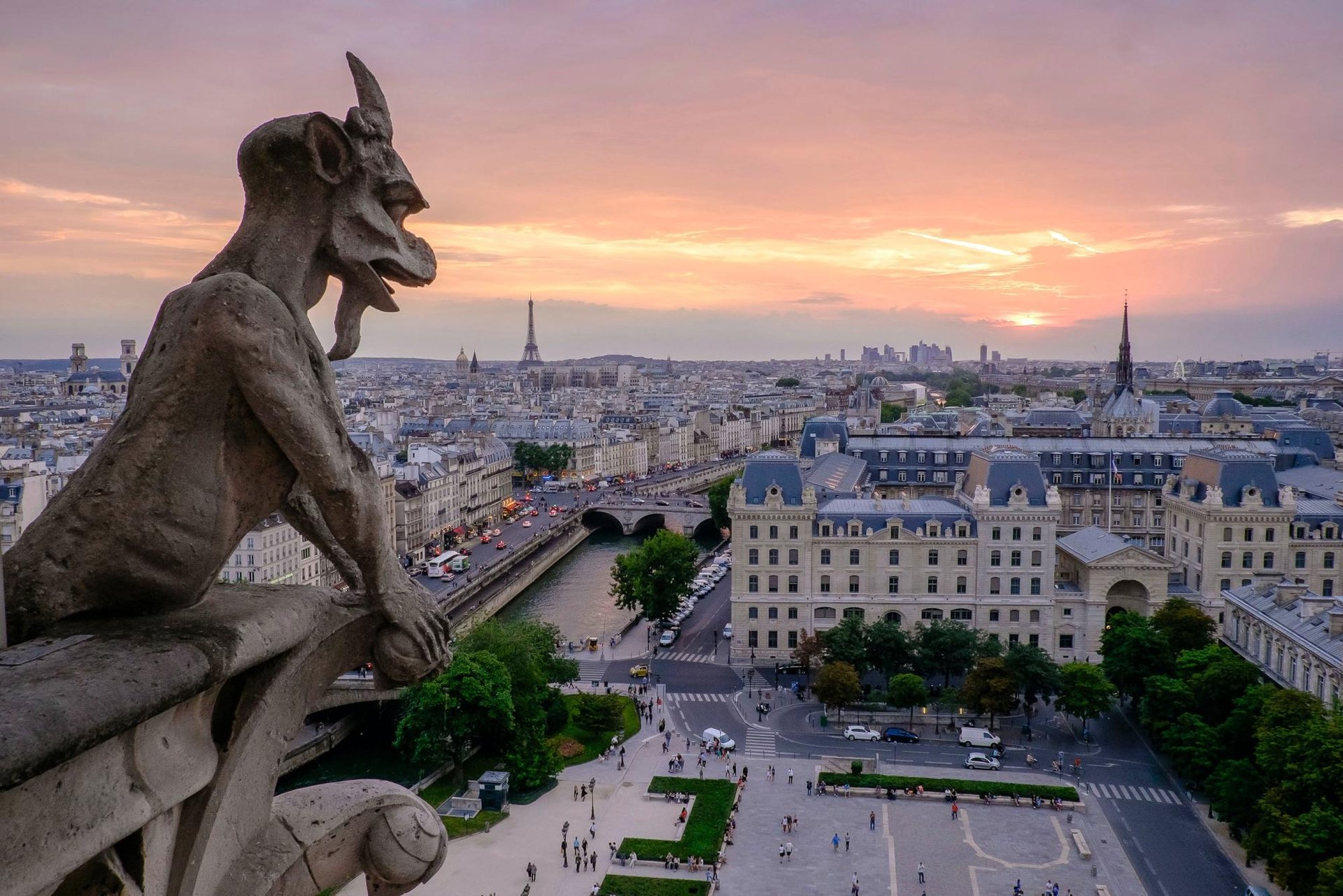 Les Rives de Notre Dame | View of the Cathedral Notre Dame de Paris